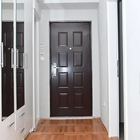Stan Za Iznajmljivanje G I N Apartman