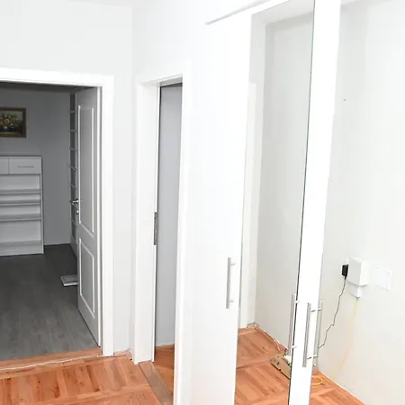 Stan Za Iznajmljivanje G I N Apartman
